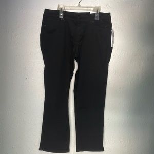 Black, mid-rise, capri pants